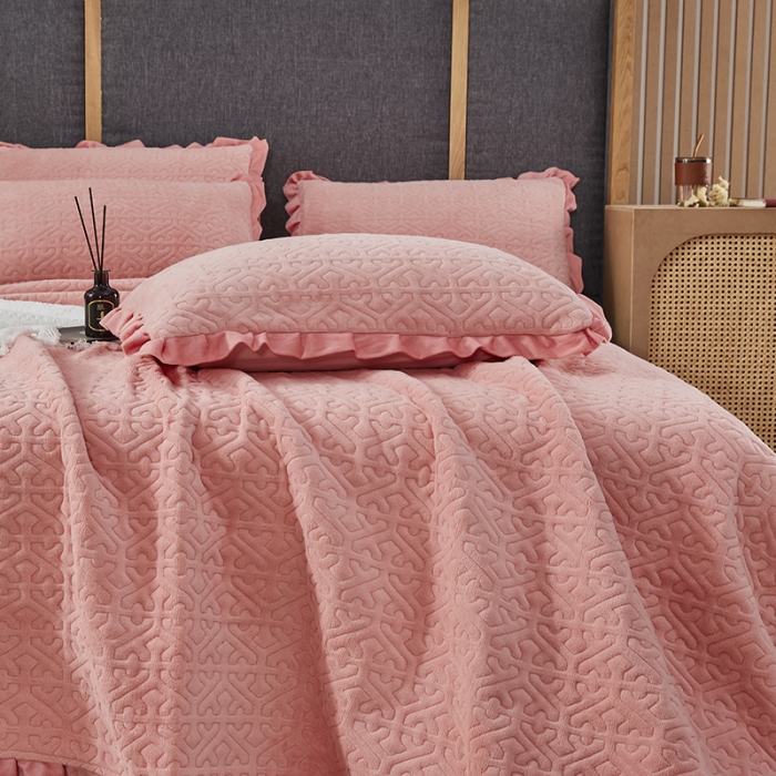 91家纺网 家纺一手货源 找家纺 佳梦家纺 2022新款牛奶绒纯色小花边床盖 粉玉