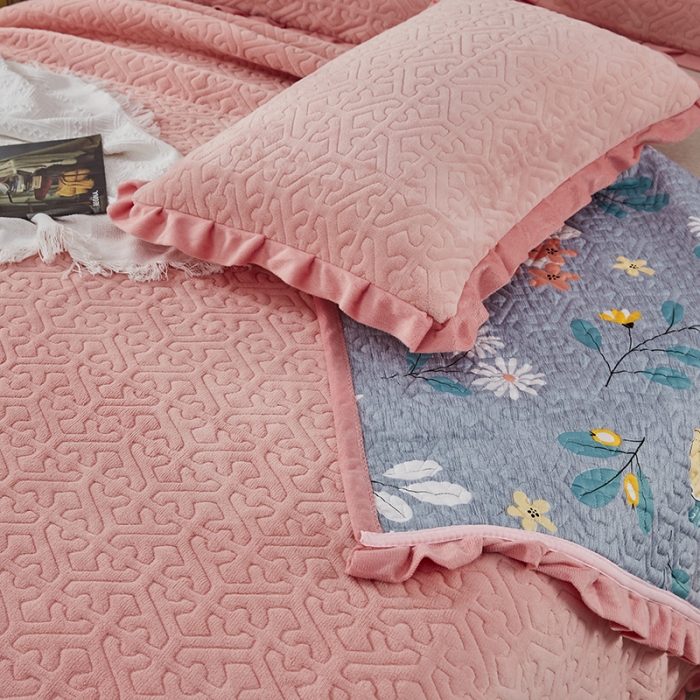 91家纺网 家纺一手货源 找家纺 佳梦家纺 2022新款牛奶绒纯色小花边床盖 粉玉