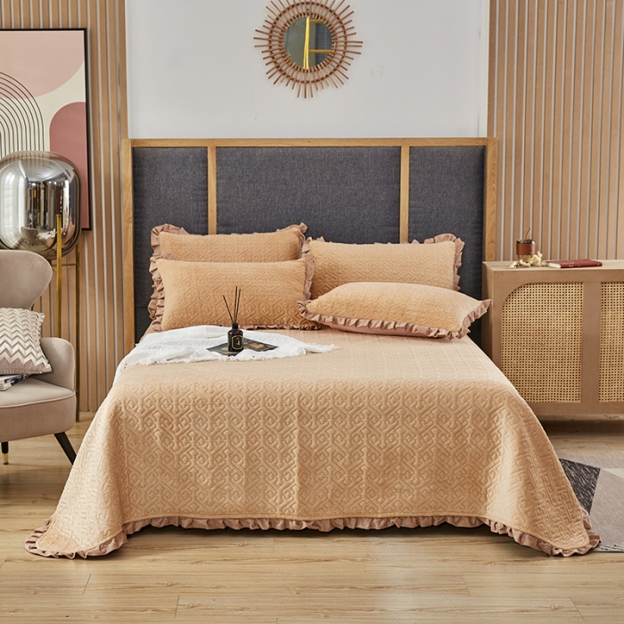 91家纺网 家纺一手货源 找家纺 佳梦家纺 2022新款牛奶绒纯色小花边床盖 咖色