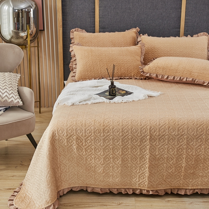 91家纺网 家纺一手货源 找家纺 佳梦家纺 2022新款牛奶绒纯色小花边床盖 咖色