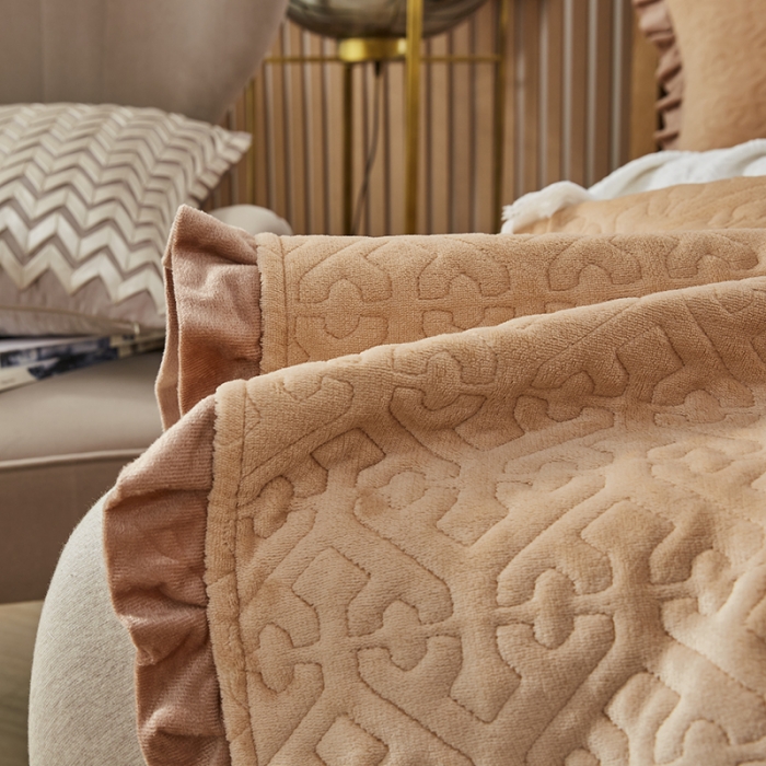 91家纺网 家纺一手货源 找家纺 佳梦家纺 2022新款牛奶绒纯色小花边床盖 咖色