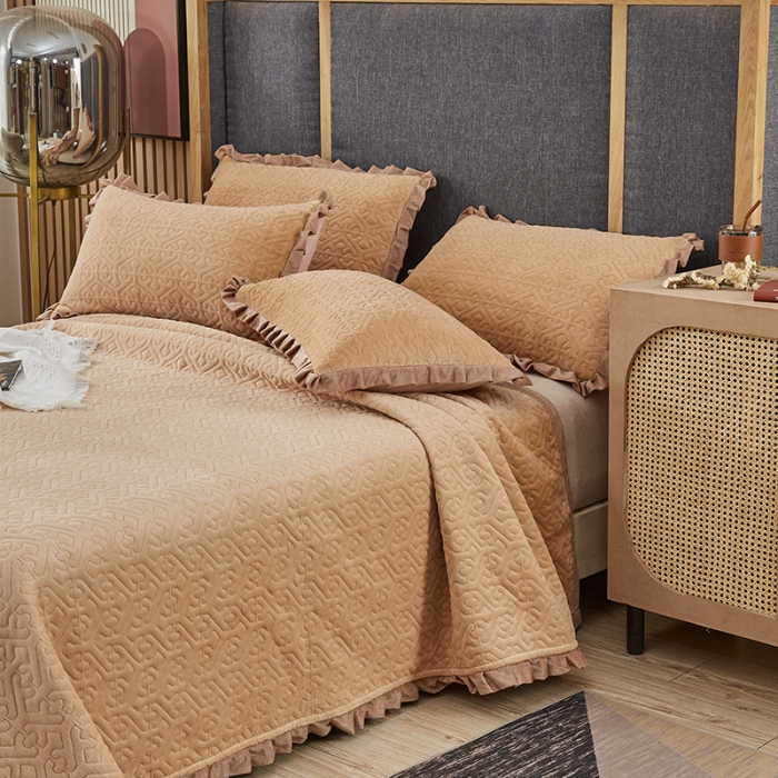 91家纺网 家纺一手货源 找家纺 佳梦家纺 2022新款牛奶绒纯色小花边床盖 咖色