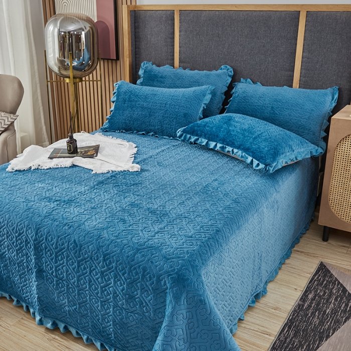 91家纺网 家纺一手货源 找家纺 佳梦家纺 2022新款牛奶绒纯色小花边床盖 蓝色