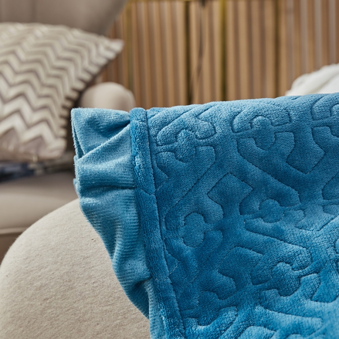 91家纺网 家纺一手货源 找家纺 佳梦家纺 2022新款牛奶绒纯色小花边床盖 蓝色