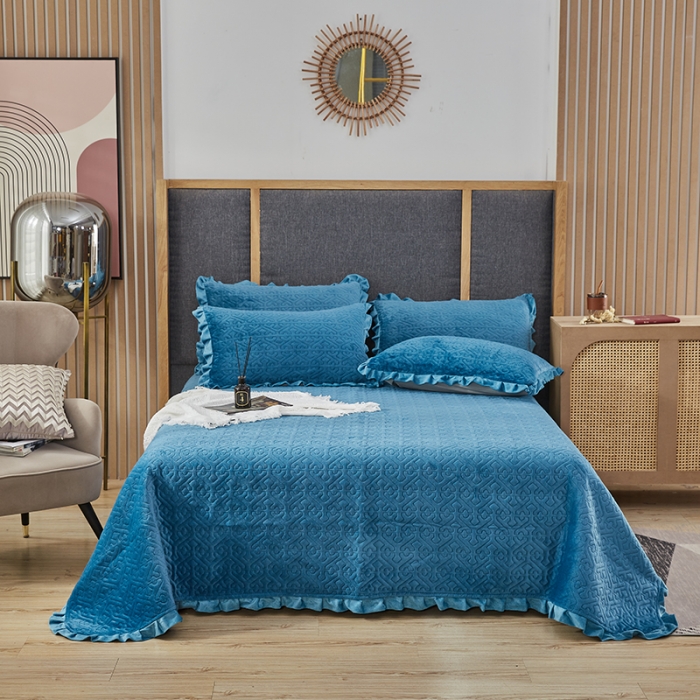 91家纺网 家纺一手货源 找家纺 佳梦家纺 2022新款牛奶绒纯色小花边床盖 蓝色