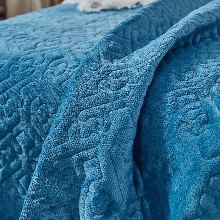 91家纺网 家纺一手货源 找家纺 佳梦家纺 2022新款牛奶绒纯色小花边床盖 蓝色