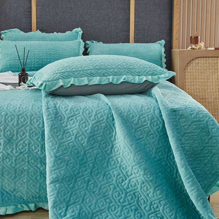 91家纺网 家纺一手货源 找家纺 佳梦家纺 2022新款牛奶绒纯色小花边床盖 绿色