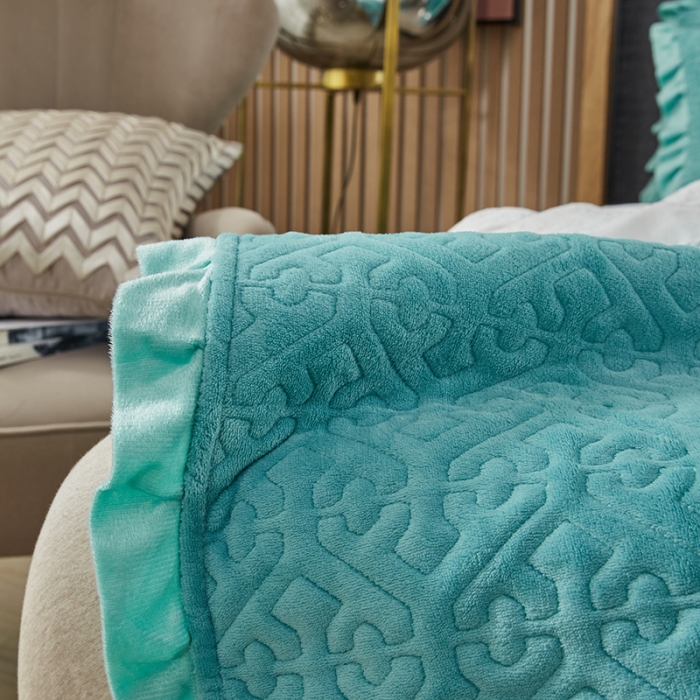 91家纺网 家纺一手货源 找家纺 佳梦家纺 2022新款牛奶绒纯色小花边床盖 绿色