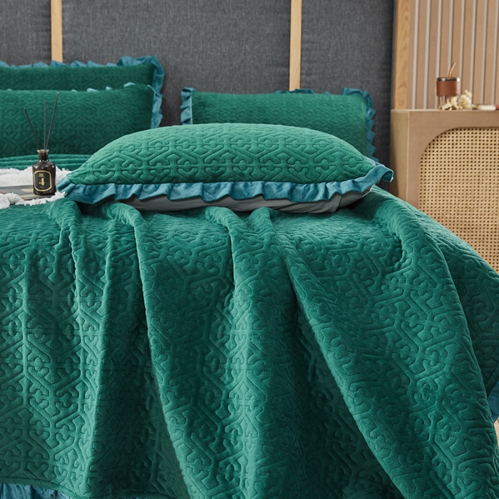 91家纺网 家纺一手货源 找家纺 佳梦家纺 2022新款牛奶绒纯色小花边床盖 墨绿