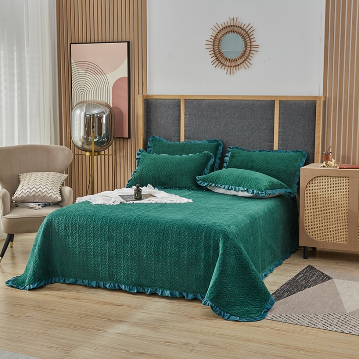 91家纺网 家纺一手货源 找家纺 佳梦家纺 2022新款牛奶绒纯色小花边床盖 墨绿