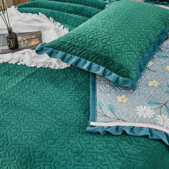 91家纺网 家纺一手货源 找家纺 佳梦家纺 2022新款牛奶绒纯色小花边床盖 墨绿