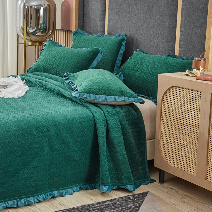 91家纺网 家纺一手货源 找家纺 佳梦家纺 2022新款牛奶绒纯色小花边床盖 墨绿