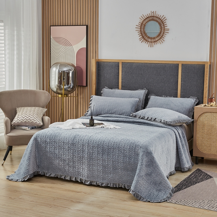 91家纺网 家纺一手货源 找家纺 佳梦家纺 2022新款牛奶绒纯色小花边床盖 浅灰