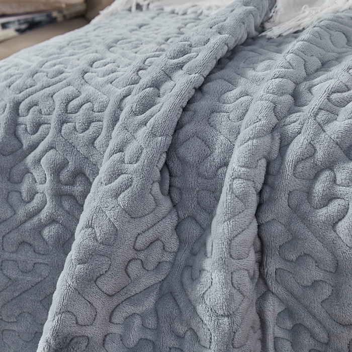 91家纺网 家纺一手货源 找家纺 佳梦家纺 2022新款牛奶绒纯色小花边床盖 浅灰
