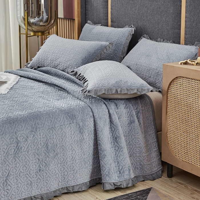 91家纺网 家纺一手货源 找家纺 佳梦家纺 2022新款牛奶绒纯色小花边床盖 浅灰