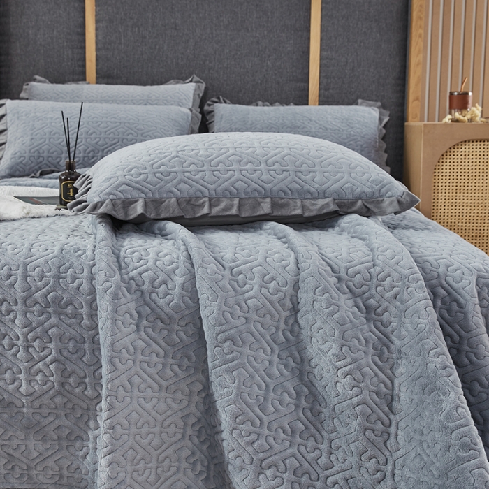 91家纺网 家纺一手货源 找家纺 佳梦家纺 2022新款牛奶绒纯色小花边床盖 浅灰