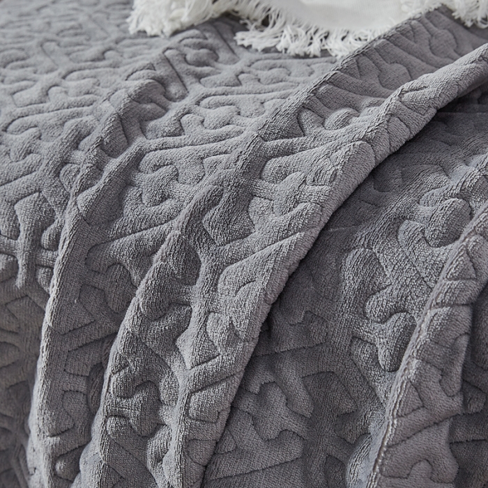 91家纺网 家纺一手货源 找家纺 佳梦家纺 2022新款牛奶绒纯色小花边床盖 深灰