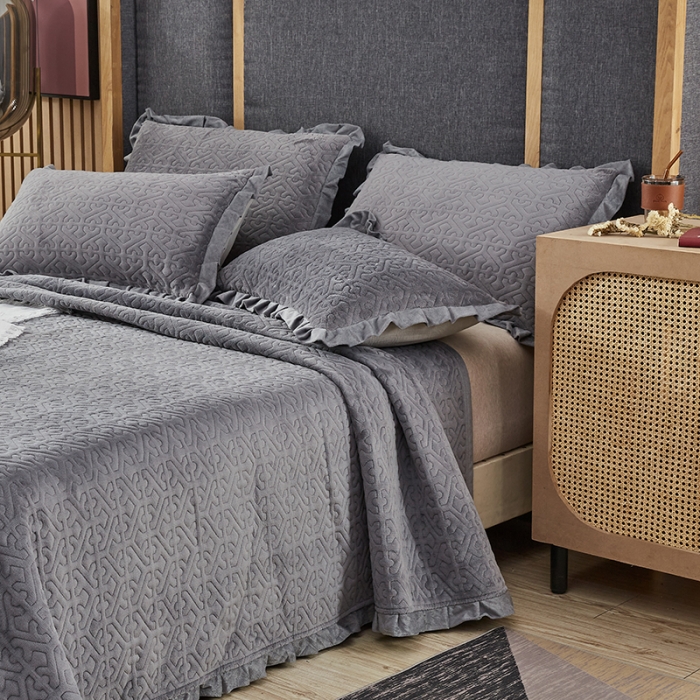 91家纺网 家纺一手货源 找家纺 佳梦家纺 2022新款牛奶绒纯色小花边床盖 深灰