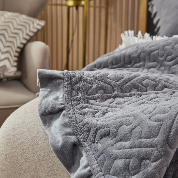 91家纺网 家纺一手货源 找家纺 佳梦家纺 2022新款牛奶绒纯色小花边床盖 深灰