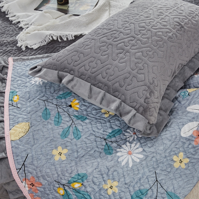 91家纺网 家纺一手货源 找家纺 佳梦家纺 2022新款牛奶绒纯色小花边床盖 深灰