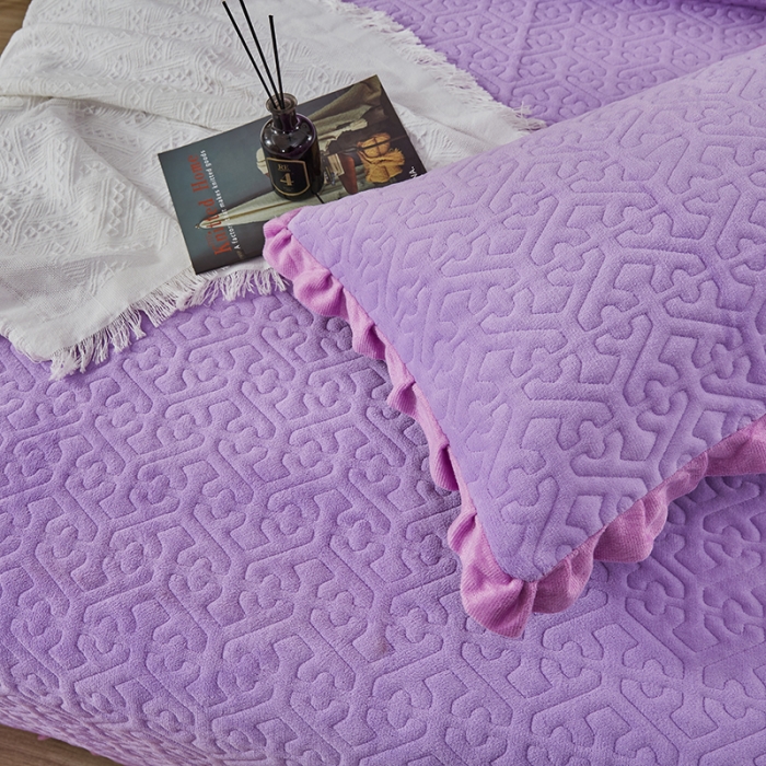 91家纺网 家纺一手货源 找家纺 佳梦家纺 2022新款牛奶绒纯色小花边床盖 紫色