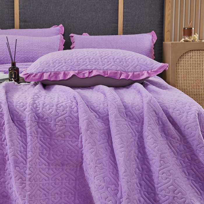 91家纺网 家纺一手货源 找家纺 佳梦家纺 2022新款牛奶绒纯色小花边床盖 紫色