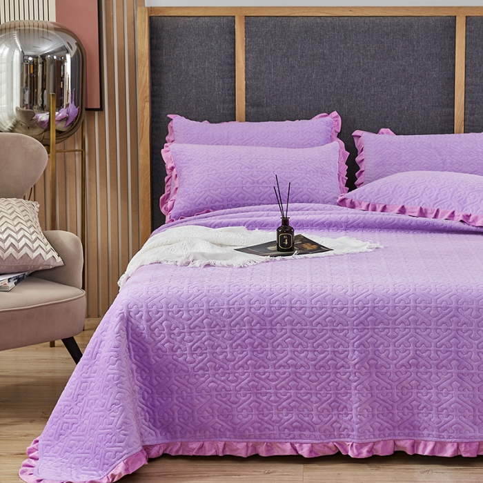 91家纺网 家纺一手货源 找家纺 佳梦家纺 2022新款牛奶绒纯色小花边床盖 紫色