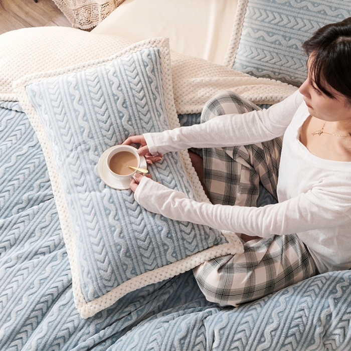 91家纺网 家纺一手货源 找家纺 新月家纺 2022新款雪花绒多功能被套 静谧蓝