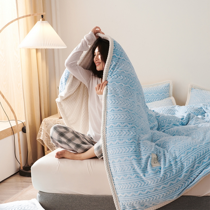 91家纺网 家纺一手货源 找家纺 新月家纺 2022新款雪花绒多功能被套 天空蓝