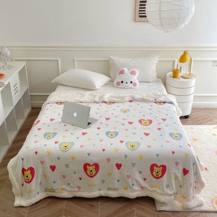 91家纺网 家纺一手货源 找家纺 时年 2022新款牛奶绒拼羊羔绒毯 爱心维尼