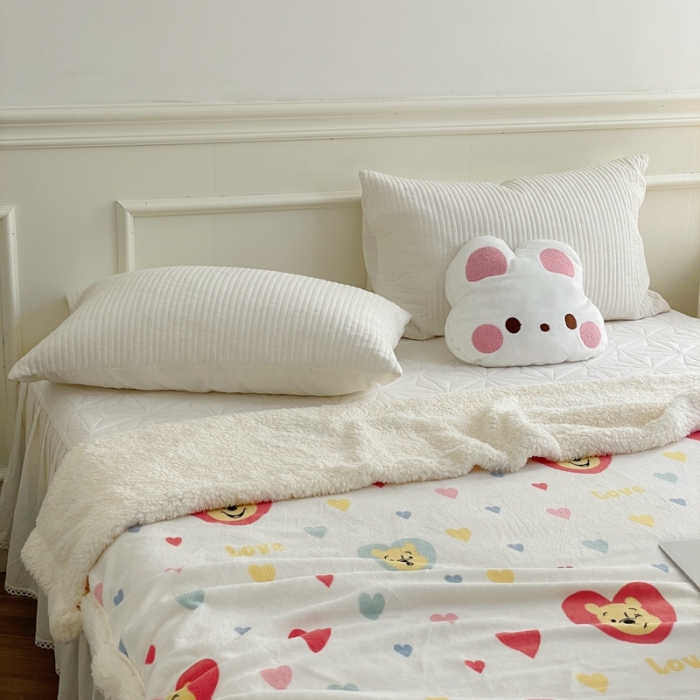 91家纺网 家纺一手货源 找家纺 时年 2022新款牛奶绒拼羊羔绒毯 爱心维尼