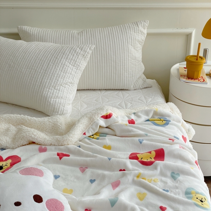 91家纺网 家纺一手货源 找家纺 时年 2022新款牛奶绒拼羊羔绒毯 爱心维尼