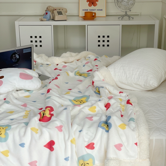 91家纺网 家纺一手货源 找家纺 时年 2022新款牛奶绒拼羊羔绒毯 爱心维尼