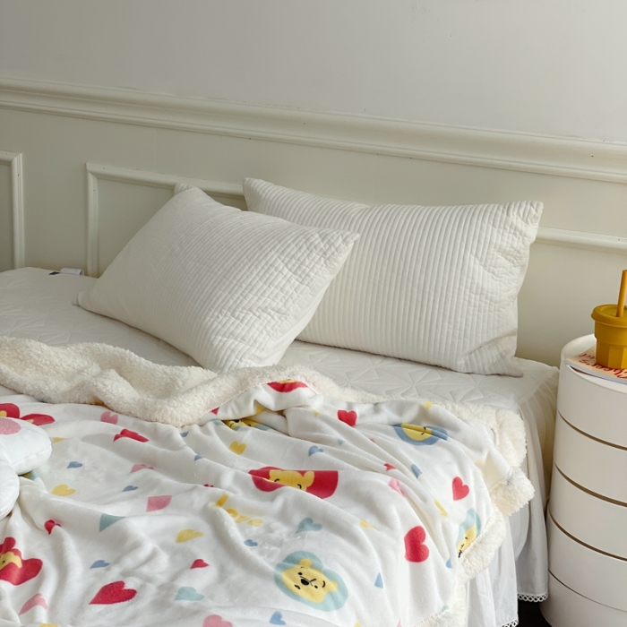 91家纺网 家纺一手货源 找家纺 时年 2022新款牛奶绒拼羊羔绒毯 爱心维尼