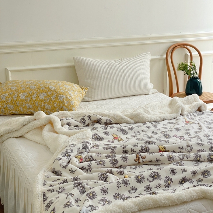 91家纺网 家纺一手货源 找家纺 时年 2022新款牛奶绒拼羊羔绒毯 郊游维尼