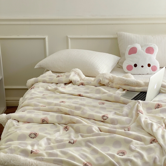 91家纺网 家纺一手货源 找家纺 时年 2022新款牛奶绒拼羊羔绒毯 萌萌兔