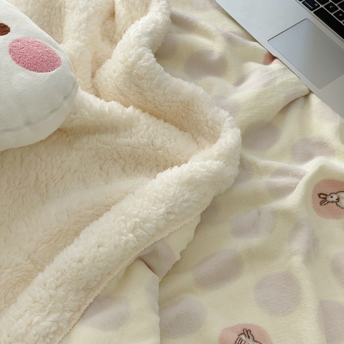 91家纺网 家纺一手货源 找家纺 时年 2022新款牛奶绒拼羊羔绒毯 萌萌兔