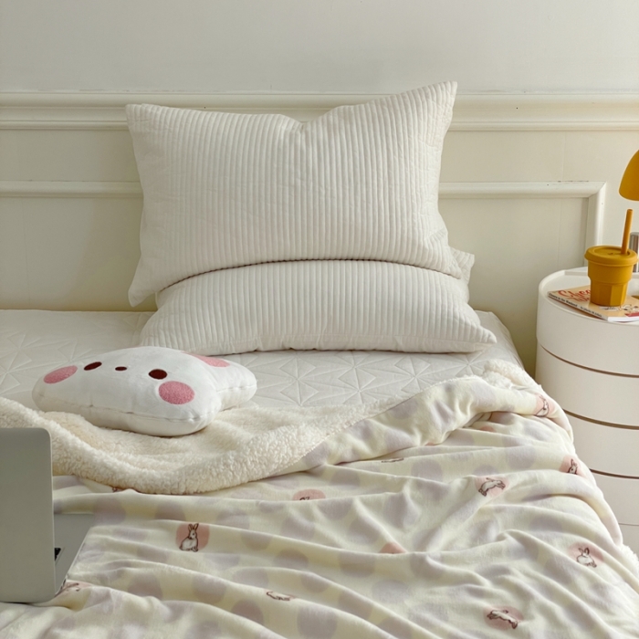 91家纺网 家纺一手货源 找家纺 时年 2022新款牛奶绒拼羊羔绒毯 萌萌兔