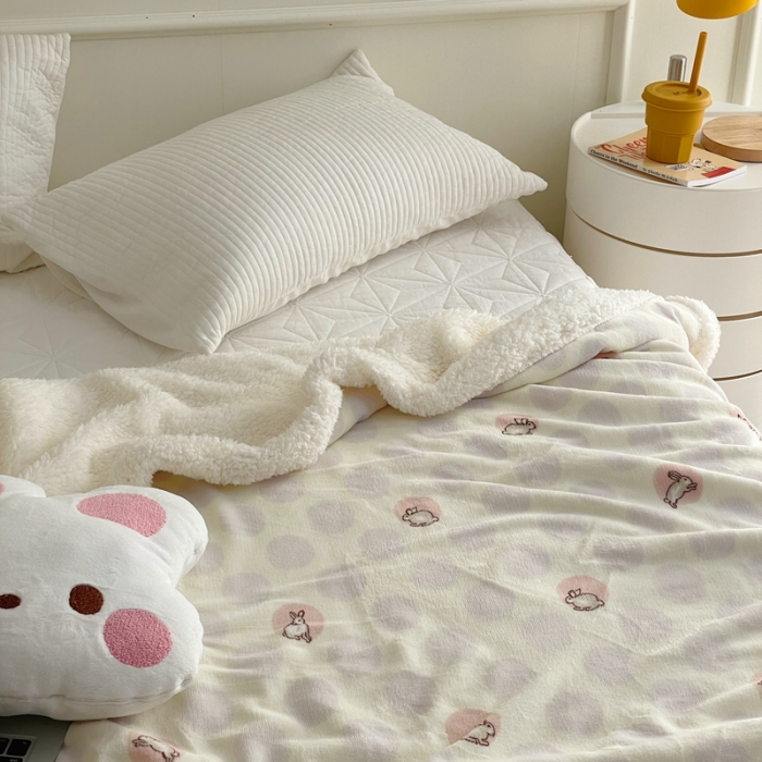 91家纺网 家纺一手货源 找家纺 时年 2022新款牛奶绒拼羊羔绒毯 萌萌兔