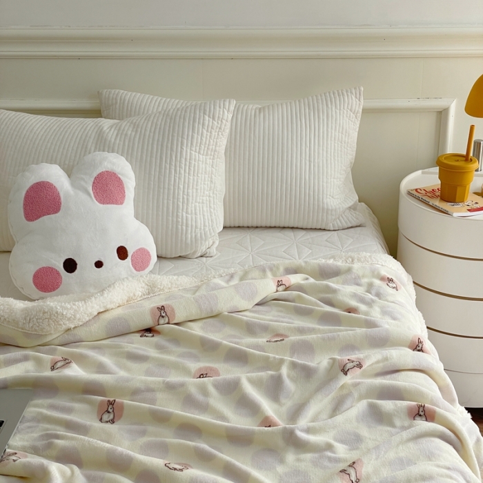 91家纺网 家纺一手货源 找家纺 时年 2022新款牛奶绒拼羊羔绒毯 萌萌兔