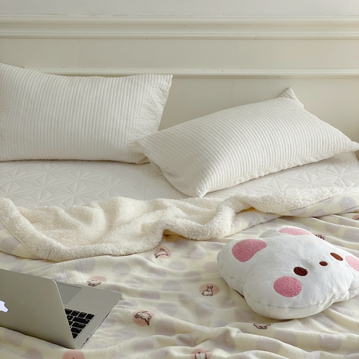 91家纺网 家纺一手货源 找家纺 时年 2022新款牛奶绒拼羊羔绒毯 萌萌兔