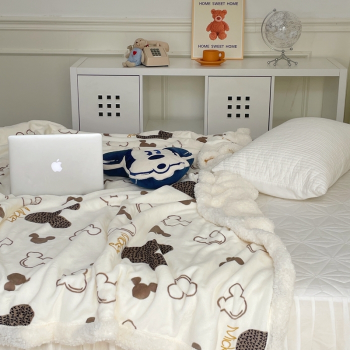 91家纺网 家纺一手货源 找家纺 时年 2022新款牛奶绒拼羊羔绒毯 米奇印章