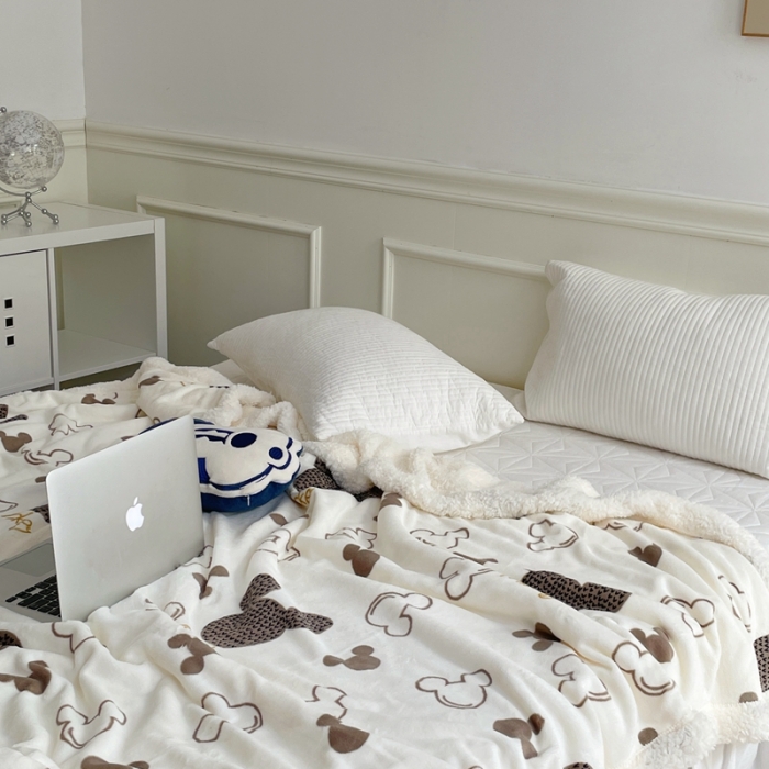 91家纺网 家纺一手货源 找家纺 时年 2022新款牛奶绒拼羊羔绒毯 米奇印章