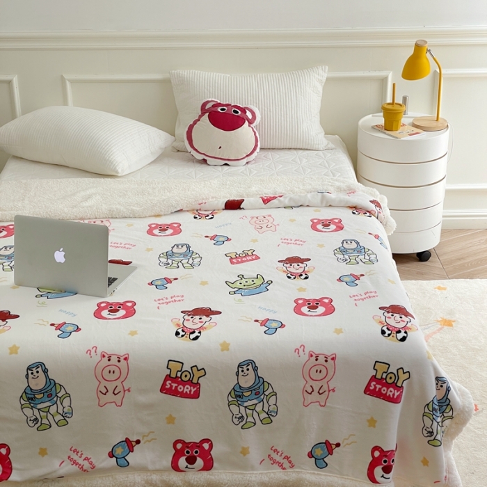 91家纺网 家纺一手货源 找家纺 时年 2022新款牛奶绒拼羊羔绒毯 玩具总动员