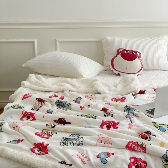 91家纺网 家纺一手货源 找家纺 时年 2022新款牛奶绒拼羊羔绒毯 玩具总动员