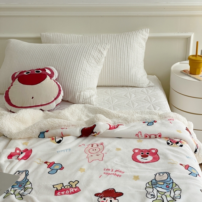 91家纺网 家纺一手货源 找家纺 时年 2022新款牛奶绒拼羊羔绒毯 玩具总动员