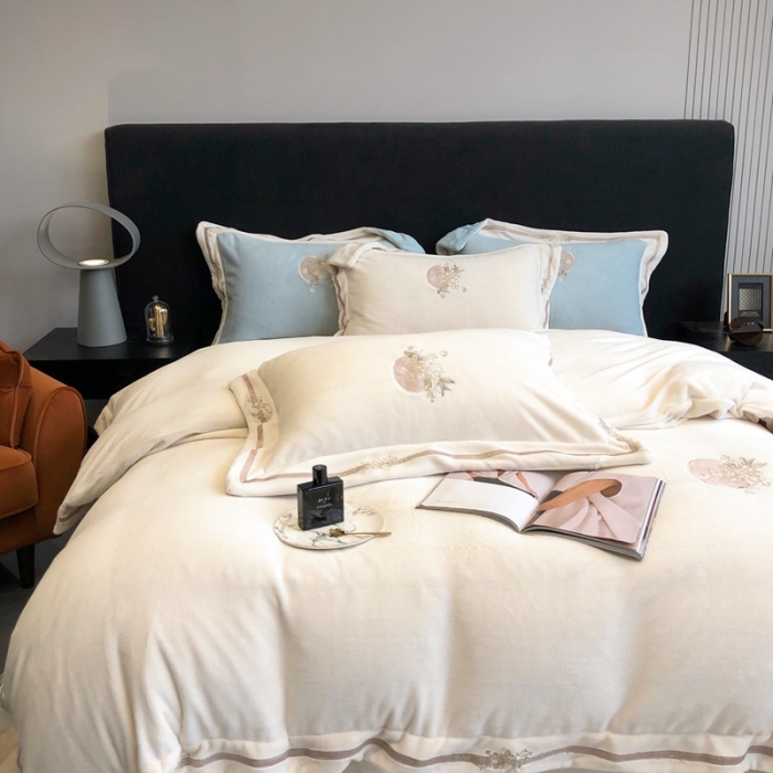 91家纺网 家纺一手货源 找家纺 馨蕊2022新款秋冬轻奢煦暖绒系列四件套-蜜恋 蜜恋-月光白