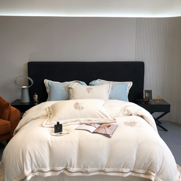 91家纺网 家纺一手货源 找家纺 馨蕊2022新款秋冬轻奢煦暖绒系列四件套-蜜恋 蜜恋-月光白