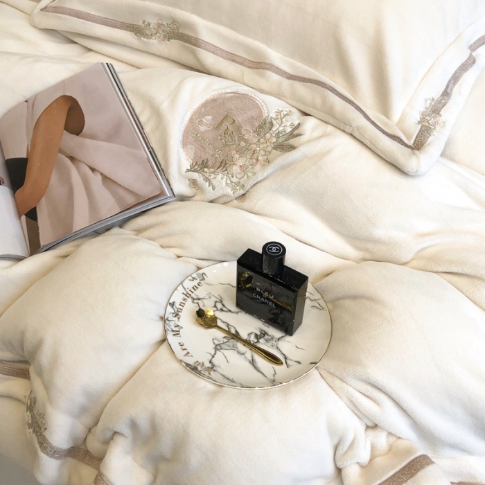 91家纺网 家纺一手货源 找家纺 馨蕊2022新款秋冬轻奢煦暖绒系列四件套-蜜恋 蜜恋-月光白
