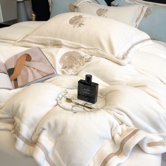 91家纺网 家纺一手货源 找家纺 馨蕊2022新款秋冬轻奢煦暖绒系列四件套-蜜恋 蜜恋-月光白